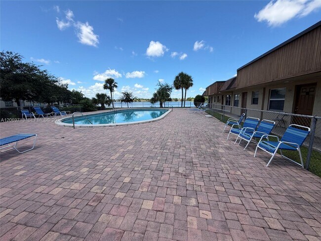 Building Photo - 432 Lakeside Dr