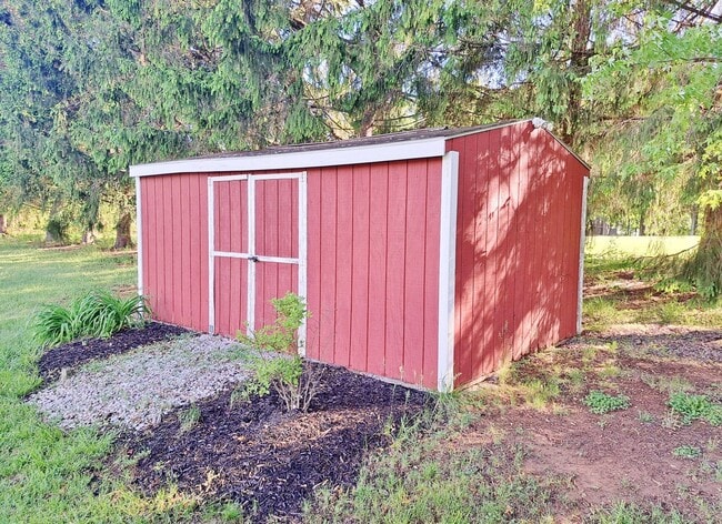 Building Photo - 3 Bed / 1-1/2 Bath Single Family Home