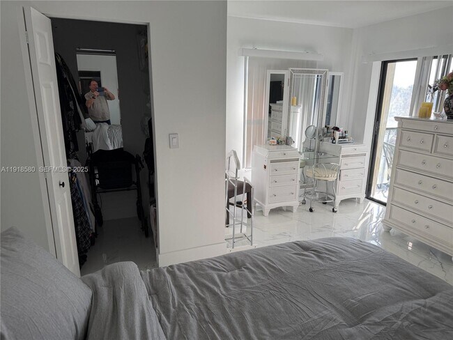 Building Photo - 7290 Kinghurst Dr