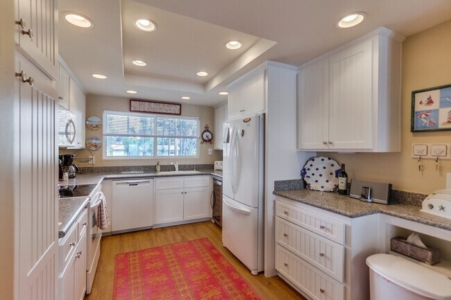 Building Photo - 233 S Helix Ave