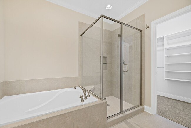 Building Photo - MAINTENANCE FREE, LUXURY TOWNHOME IN FARRA...