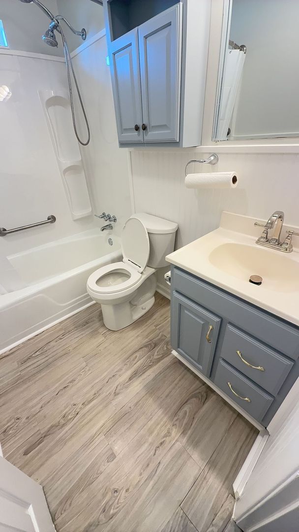 Building Photo - 2BR Duplex with Washer/Dryer + Fresh Updates + Lawn care included