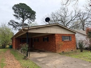 Building Photo - New Listing! - Great opportunity in Little Rock!