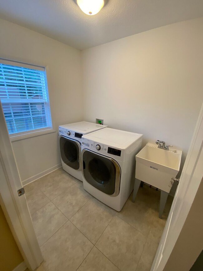 Building Photo - 4 Bedroom - Upper Arlington