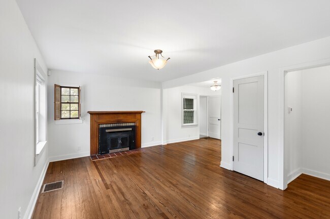 Building Photo - 2123 Fenwood Dr