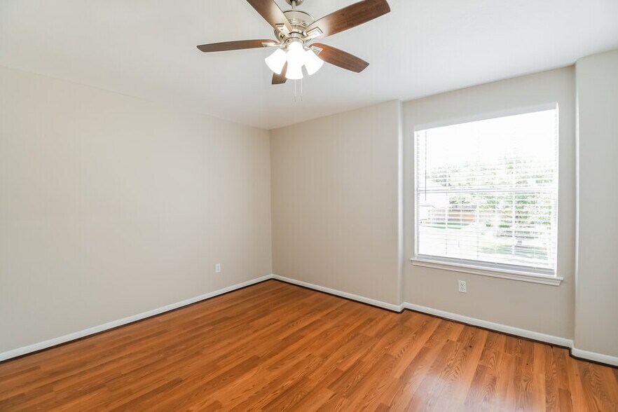 Building Photo - 1060 Cabot Cove