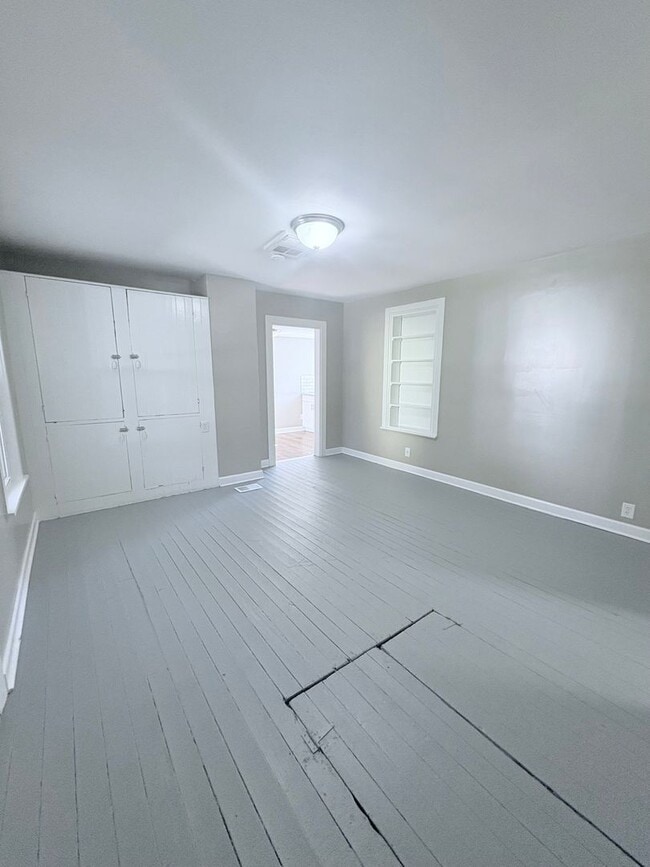 Building Photo - Charming 3BR 1BA Home w/ Sunroom • Stainless Kitchen • Yard w/ Fire Pit in Delaware