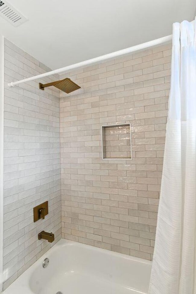 Building Photo - Charming 2-Bed / 1-Bath Ranch in Quiet Col...