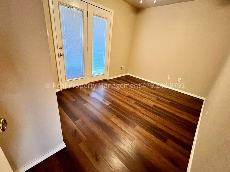 Building Photo - 207 H St