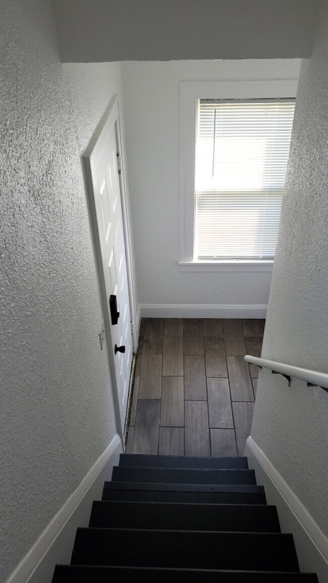 Building Photo - 1916 N Oliver Ave