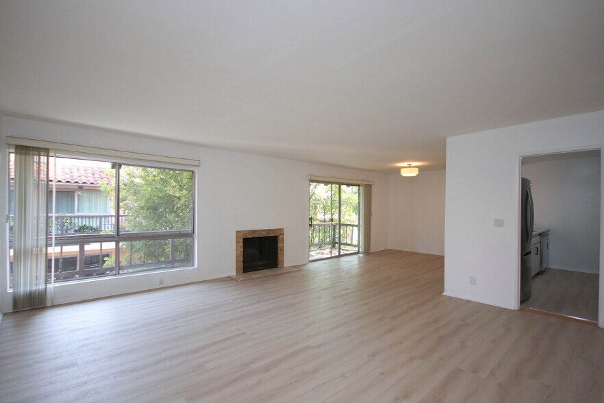 Building Photo - 1127 E Del Mar Blvd