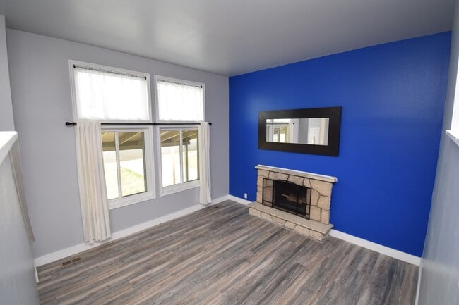 Building Photo - Comfortable Kearns 4-Bed Home with Spacious layout & Private Yard