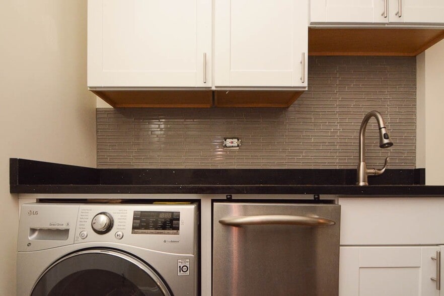 Building Photo - 3821 N Greenview Ave