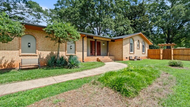 Building Photo - 5745 Riviere Dr