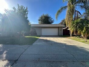 Building Photo - Don't Miss This 2 Bedroom Duplex!!