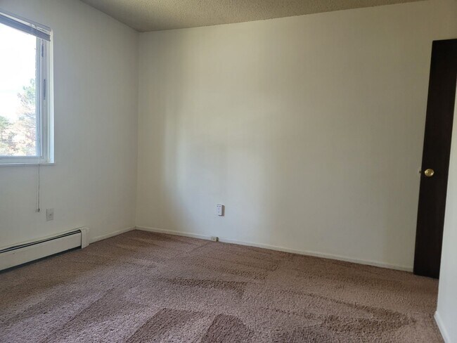 Building Photo - 2870 Montebello Dr W