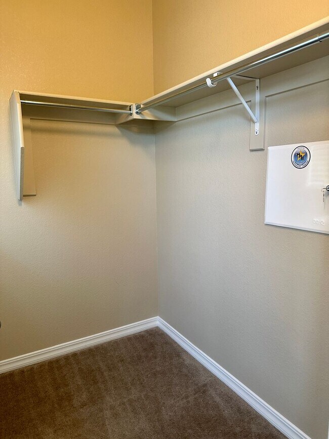 Building Photo - 2 Bedroom townhome in School District 20 w...