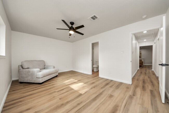 Building Photo - 2407 Crestdale Dr