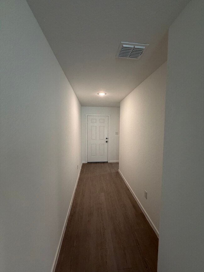 Building Photo - 563 River Run Wy