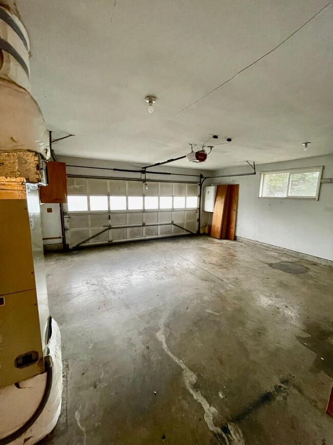 Building Photo - We have the wonderful 3 bed/2 bath you’ve ...
