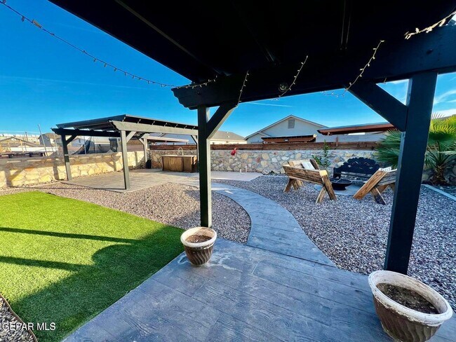 Building Photo - 10148 Red Vly