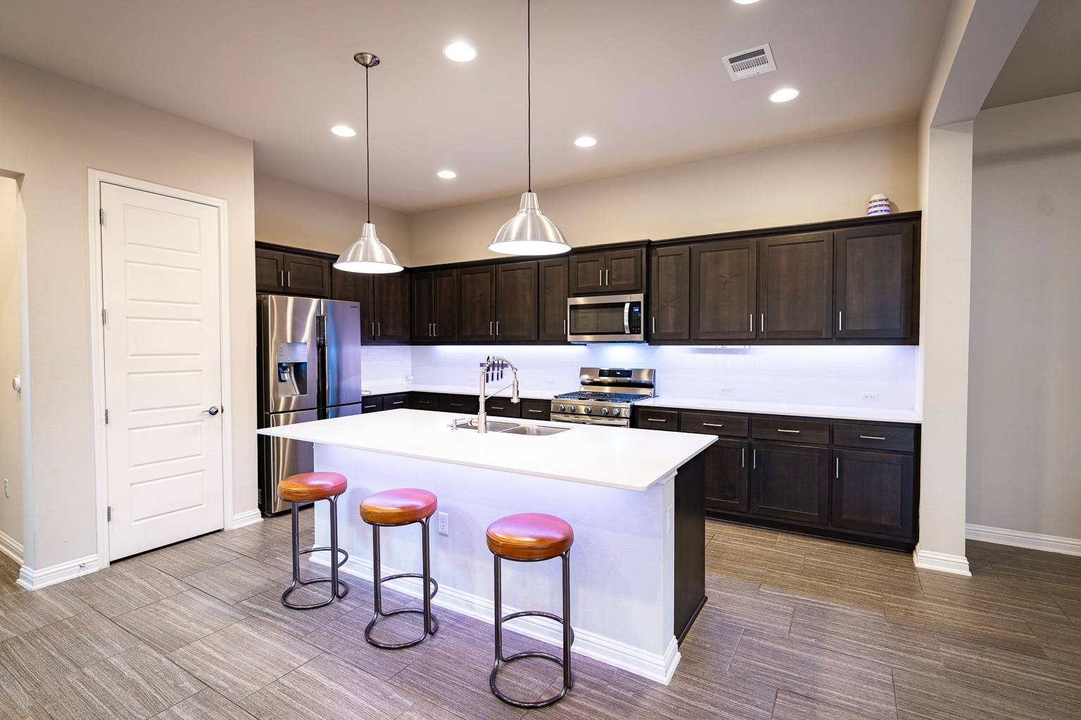 Large kitchen with tons of cabinets and a pantry - 1711 Arcilla St