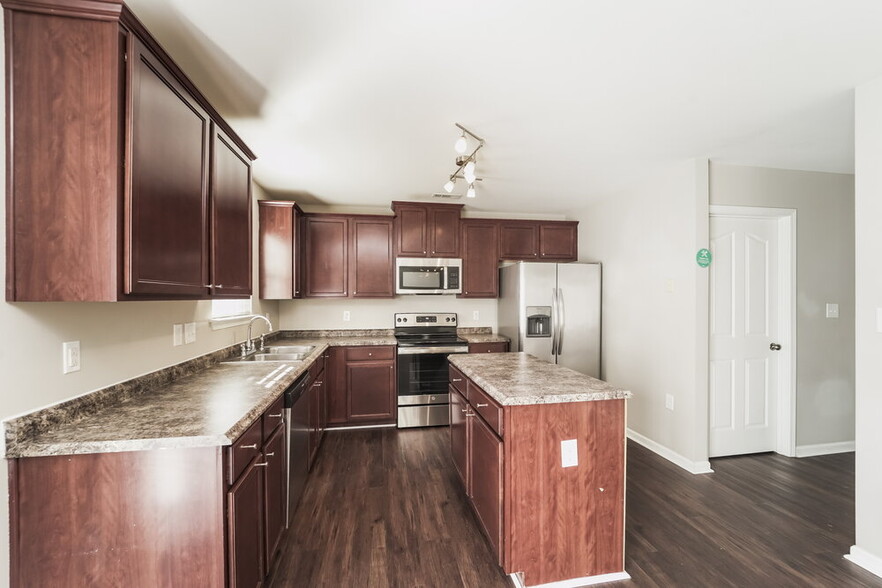 Building Photo - 14103 Lake Crossing Dr