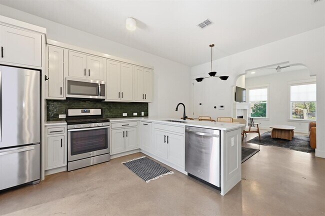 Building Photo - 3203 Locke Ln