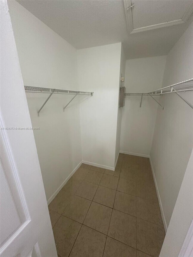Building Photo - 1260 SE 28th Ct