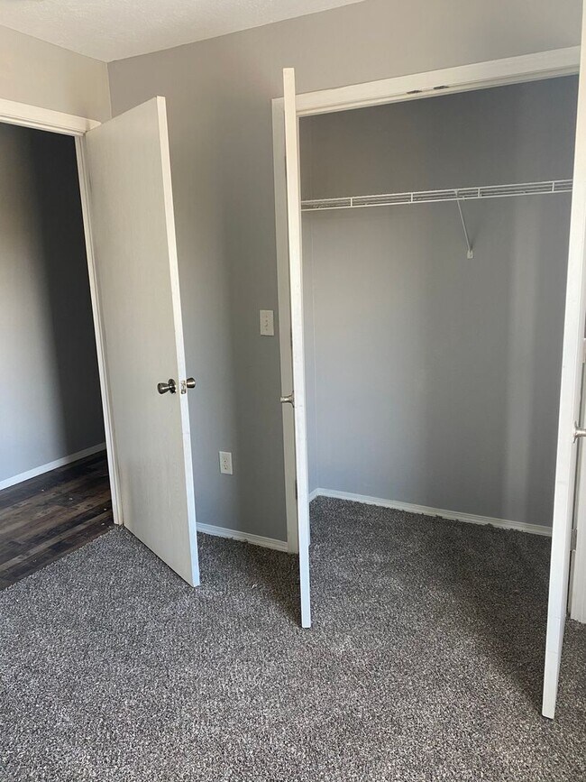Building Photo - 3 bedroom/2 bath condo unit