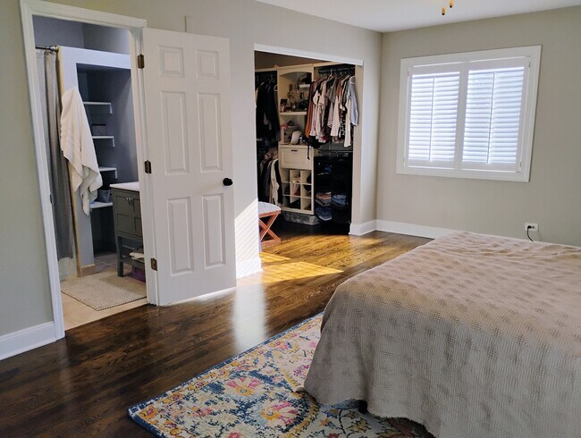 Building Photo - 4958 Oak Ln