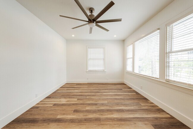 Building Photo - 2018 Remodeled 3 bed / 2 bath - wood / tile floors, fenced yard. Hyde Park / Downtown