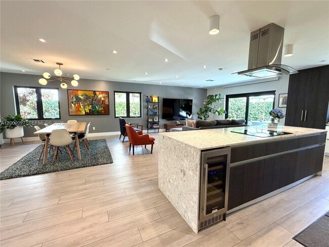 Building Photo - 815 Valencia Ave