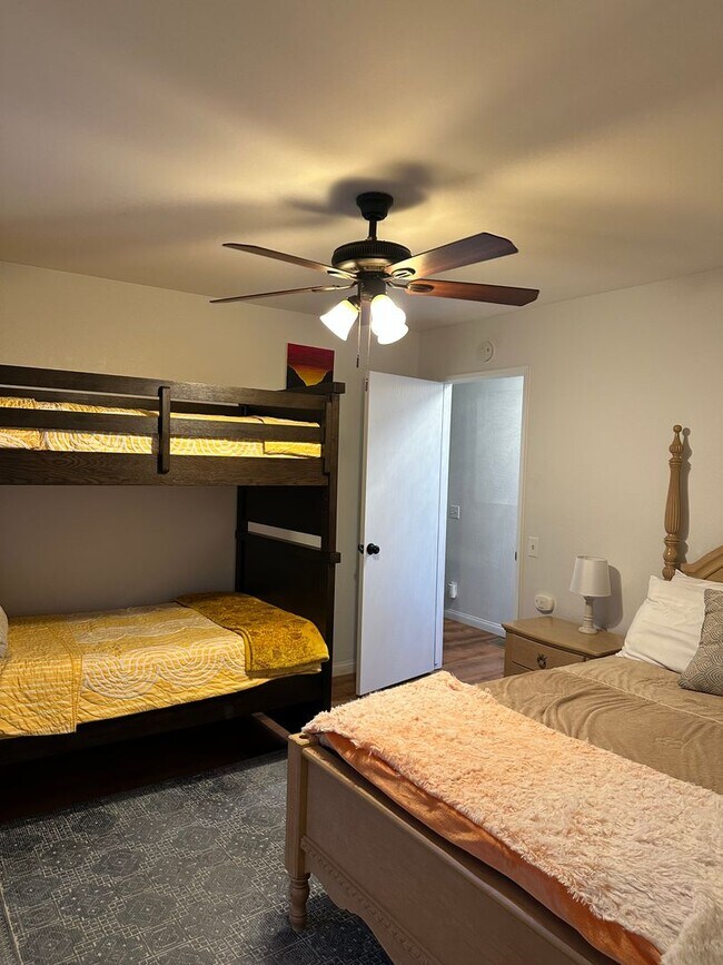 Building Photo - 2 bedroom 2bath with garage.