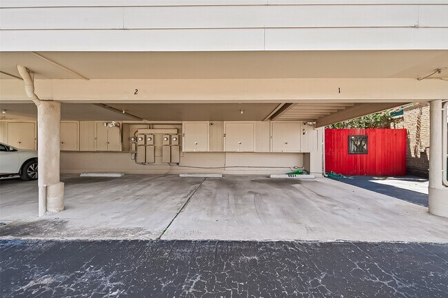 Building Photo - 5524 Beverly Hill St