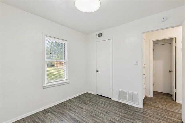 Building Photo - 1006 SE 51st St