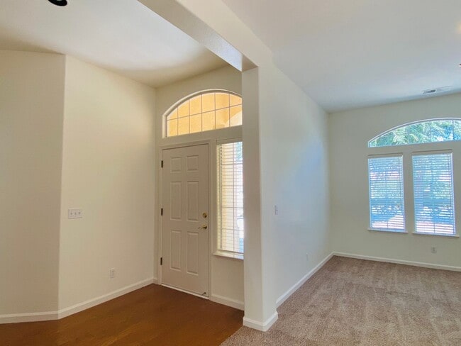 Building Photo - $2,690 Peach & Alluvial, Pool + Clovis Trail Access | W. Fallbrook Ave, Clovis