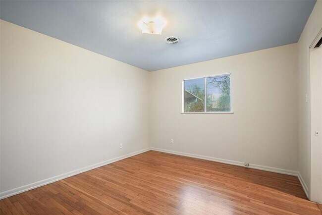 Building Photo - 904 Neans Dr