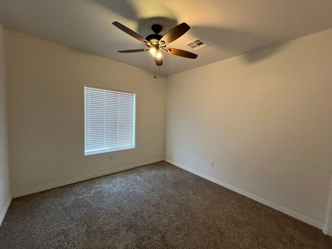 Building Photo - 4 BEDROOM HOME!