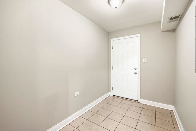 Building Photo - 4851 S Prairie Ave | Jim Sears