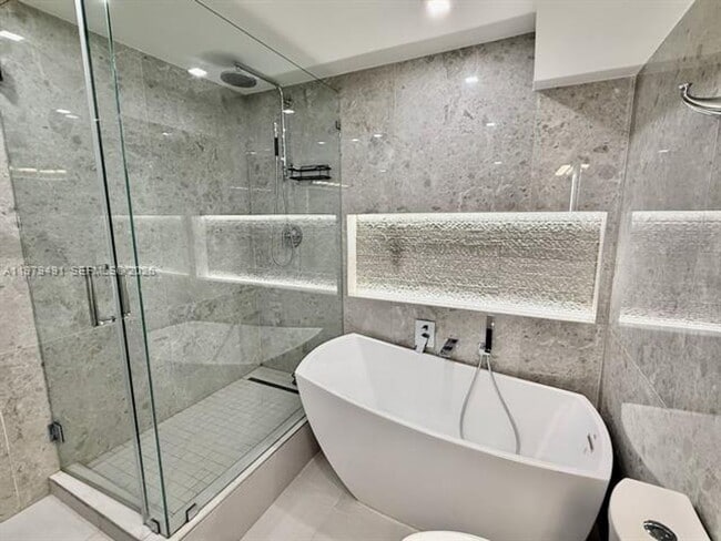 Building Photo - 900 Bay Dr