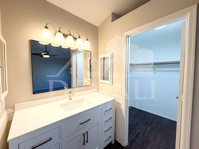 Building Photo - 1114 S Surfside Dr