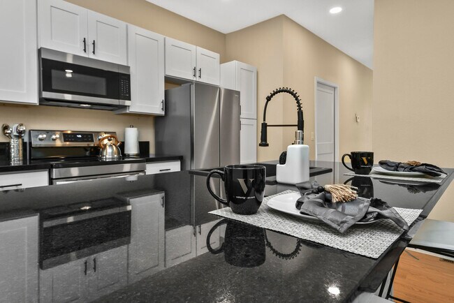 Building Photo - 1220 E Pacific St