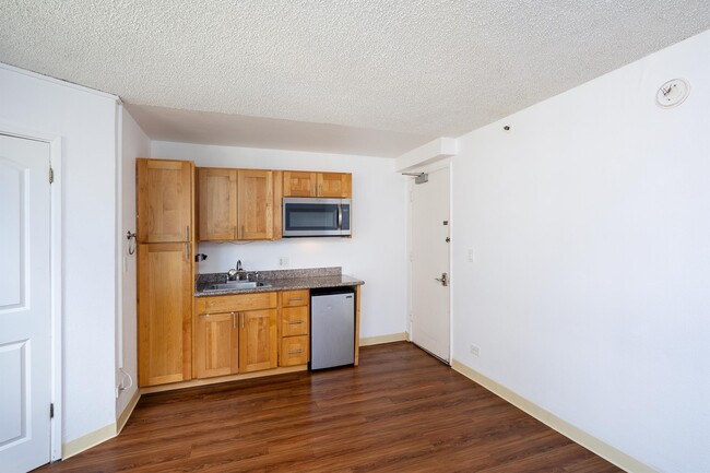 Building Photo - 134 Kapahulu Ave