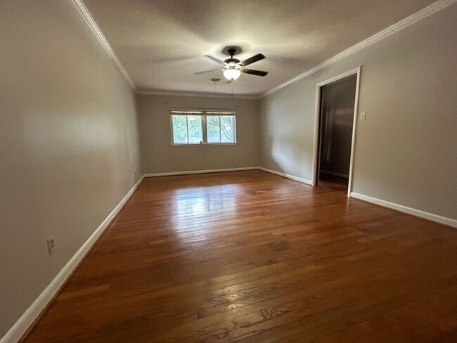 Building Photo - 807 Ridgecrest Dr