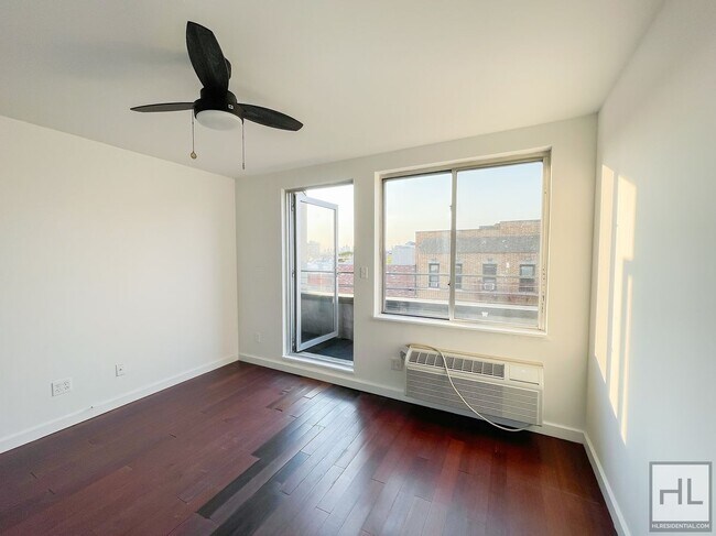 Building Photo - STANHOPE STREET / Spacious 2-Bed 1-Bath / ...