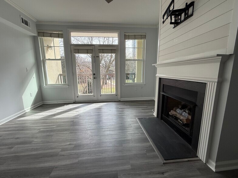 Building Photo - 405 W 7th St