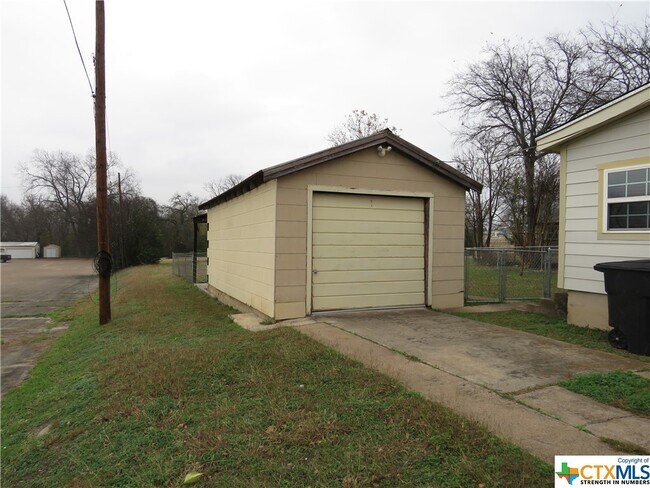 Building Photo - 2116 W Avenue D