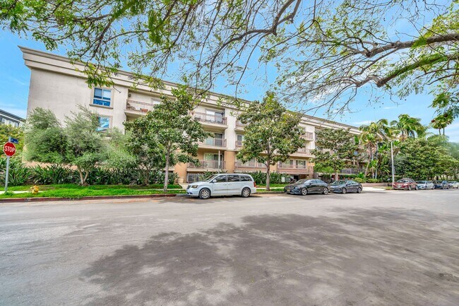 Building Photo - 141 S Clark Dr