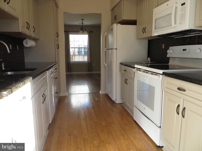 Building Photo - 6403 Rolling Hill Dr